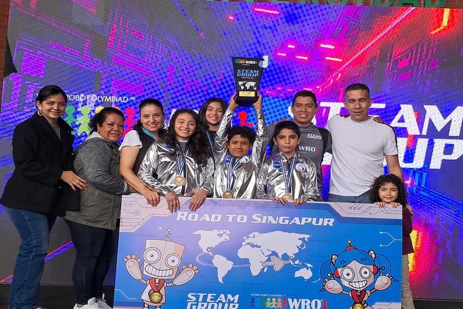 El equipo posa con su trofeo después de vencer otros proyectos en la categoría nacional. (Foto: Ana Ortiz)