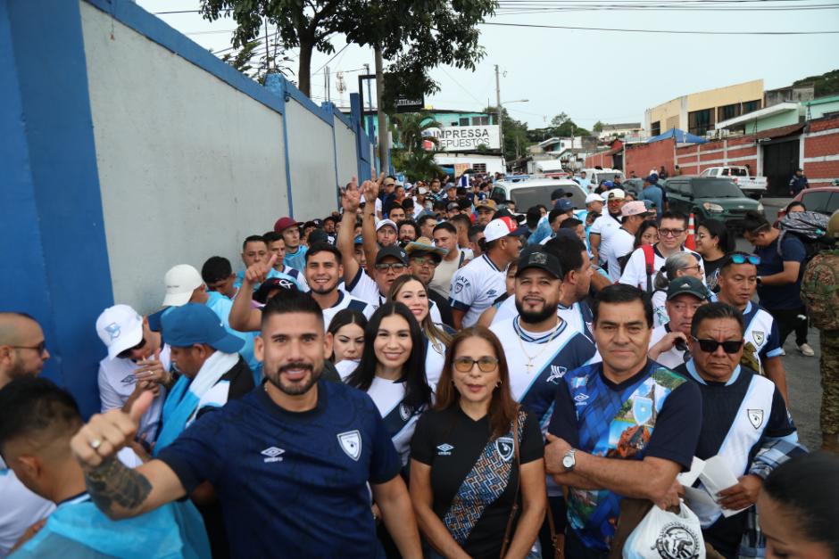 Guatemaltecos apoyan a la Selección en el Cuscatlán. (Foto: Nuestro Diario)