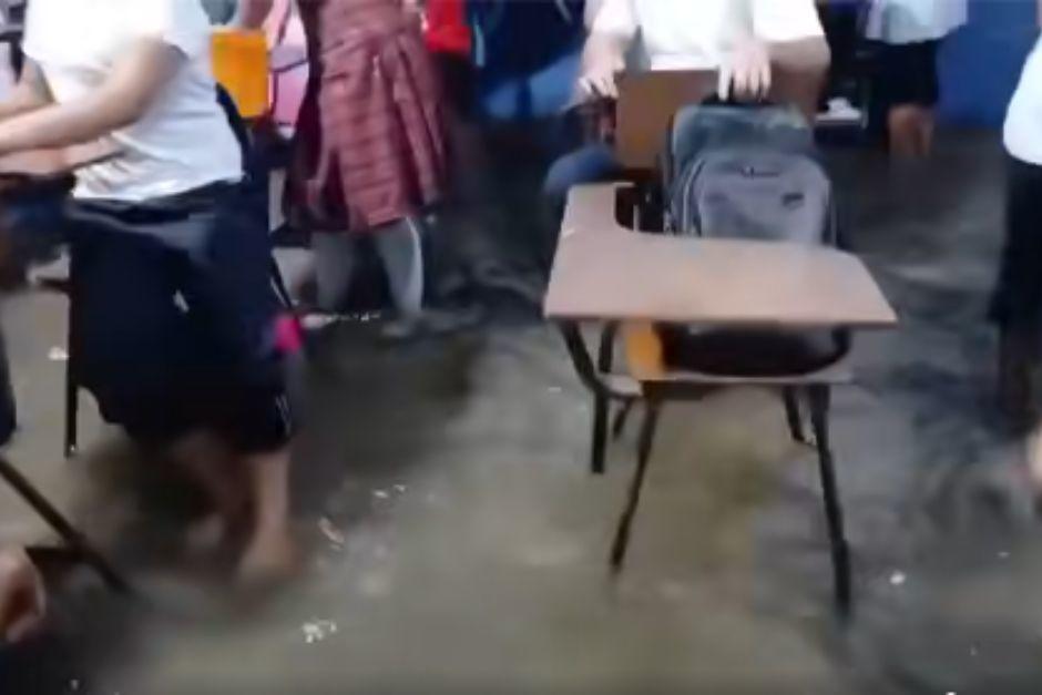 Alumnos de una escuela se han visto afectado. (Foto: captura de video de Meteorología GT)