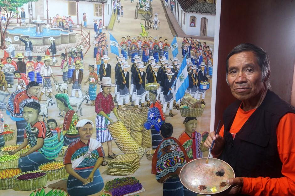 Francisco Tzaj presenta la obra conmemorativa de sus 50 años dedicado al arte. (Foto: Carlos Sotz/Colaborador)