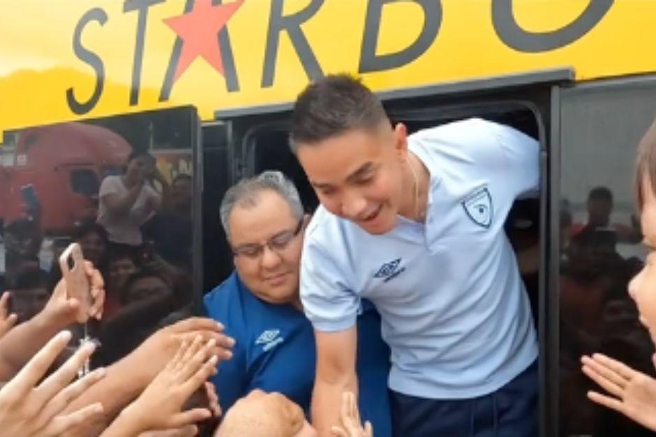 Óscar Santis se dejó "querer" por los aficionados presentes. (Foto: captura de video)