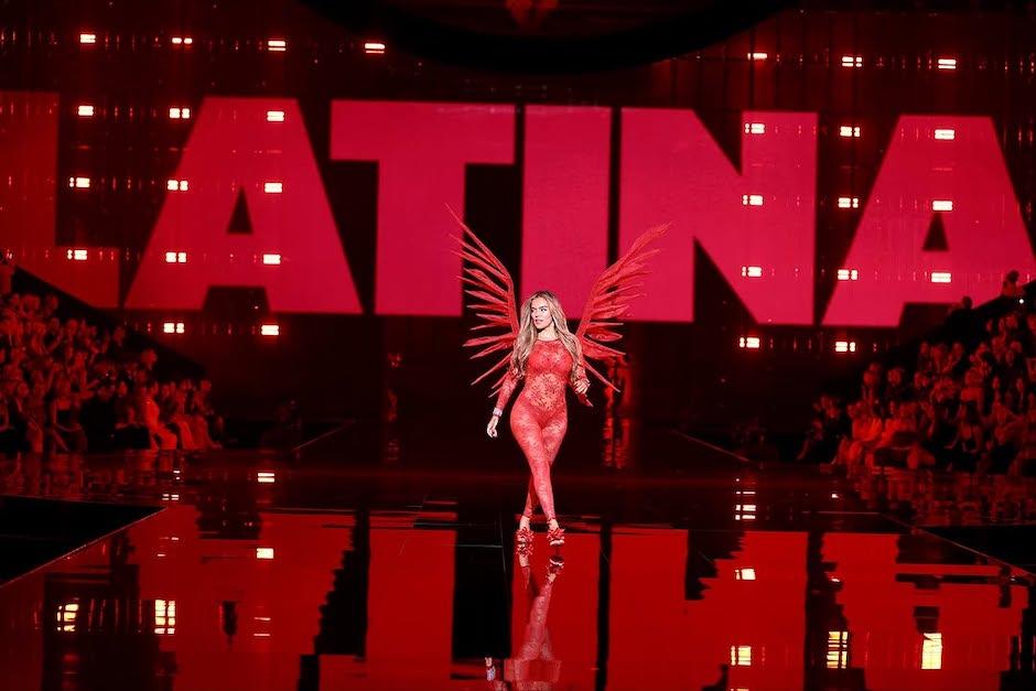 Karol G representó a la belleza latina en el desfile de Victoria Secret. (Foto: Bichota Records)
