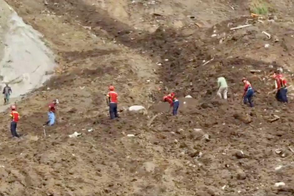 Bomberos Municipales rastrean el área en búsqueda de la persona soterrada. (Foto: captura de video)