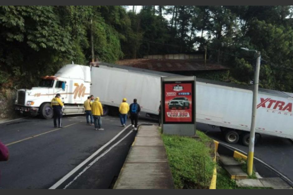El tráiler quedó varado esta madrugada. (Foto: redes sociales)