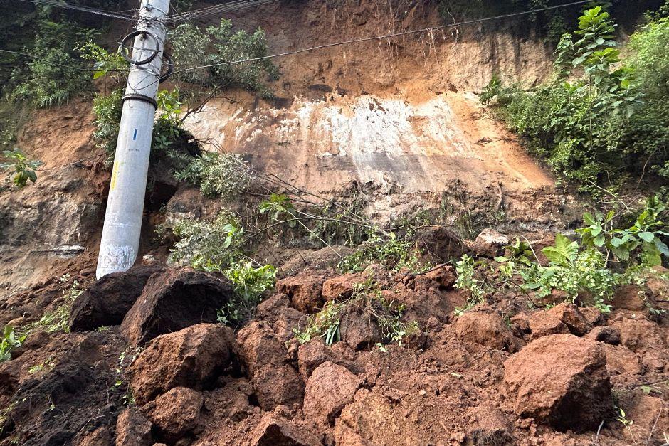 Deslizamiento de tierra ha dejado rocas sobre la carretera. (Foto: PMT de San Miguel Petapa)