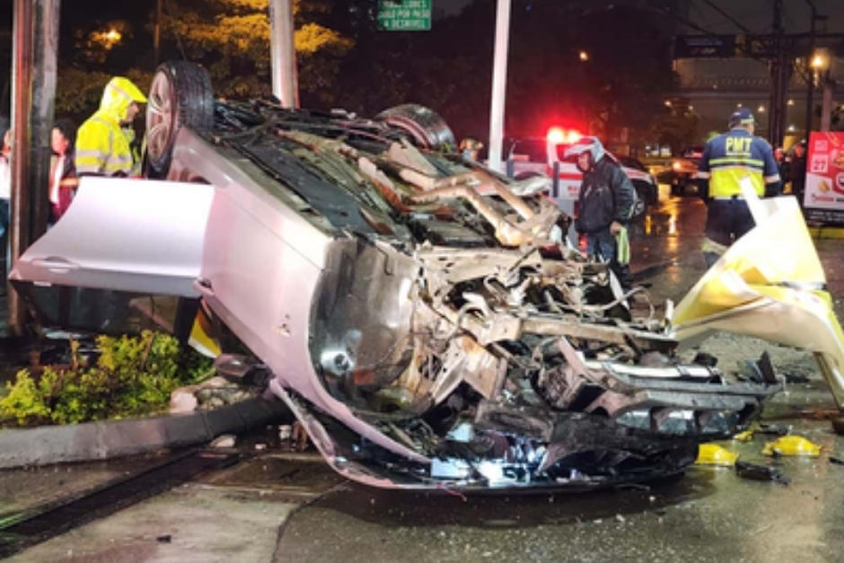 Bomberos voluntarios rescataron a dos tripulantes que fueron trasladados a un centro asistencial en estado crítico. (Foto: Bomberos Voluntarios)