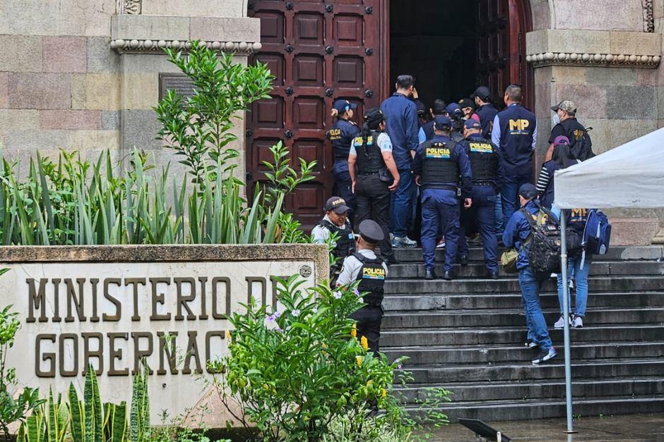 Allanamientos se realizan la tarde de este viernes en el Ministerio de Gobernación. (Foto: Estuardo Paredes/Soy502)