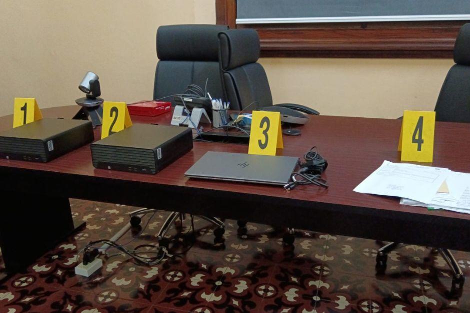 Entre lo incautado hay aparatos electrónicos y documentos oficiales. (Foto: MP)