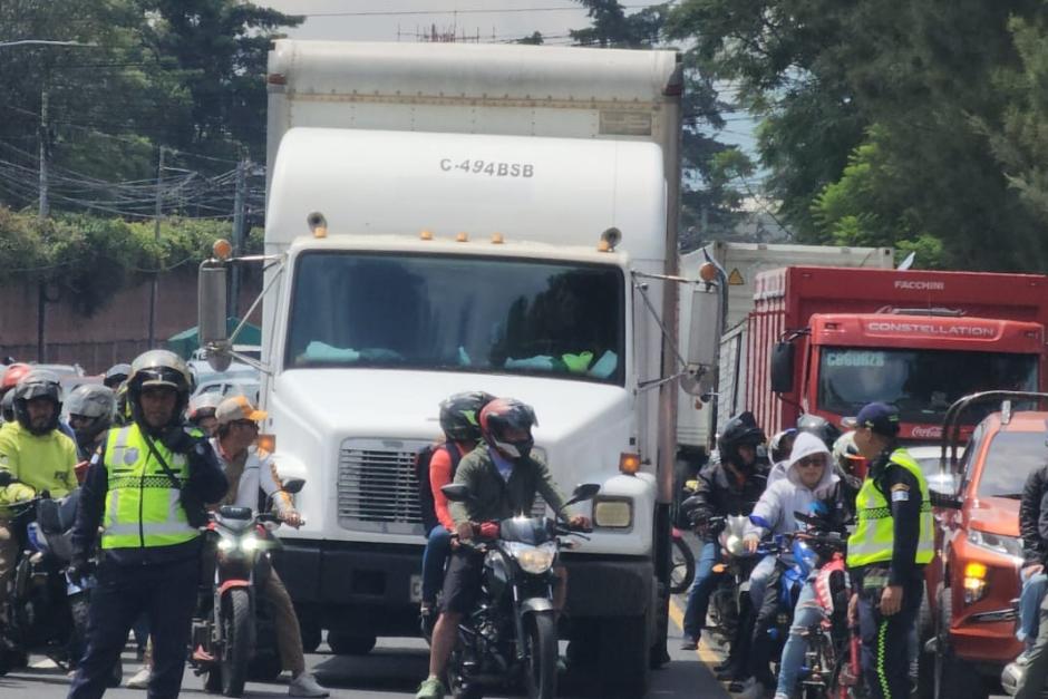 Miles de conductores afectados por el derrumbe de pasarela por accidente. (Foto: Jorge Sente/Soy502)