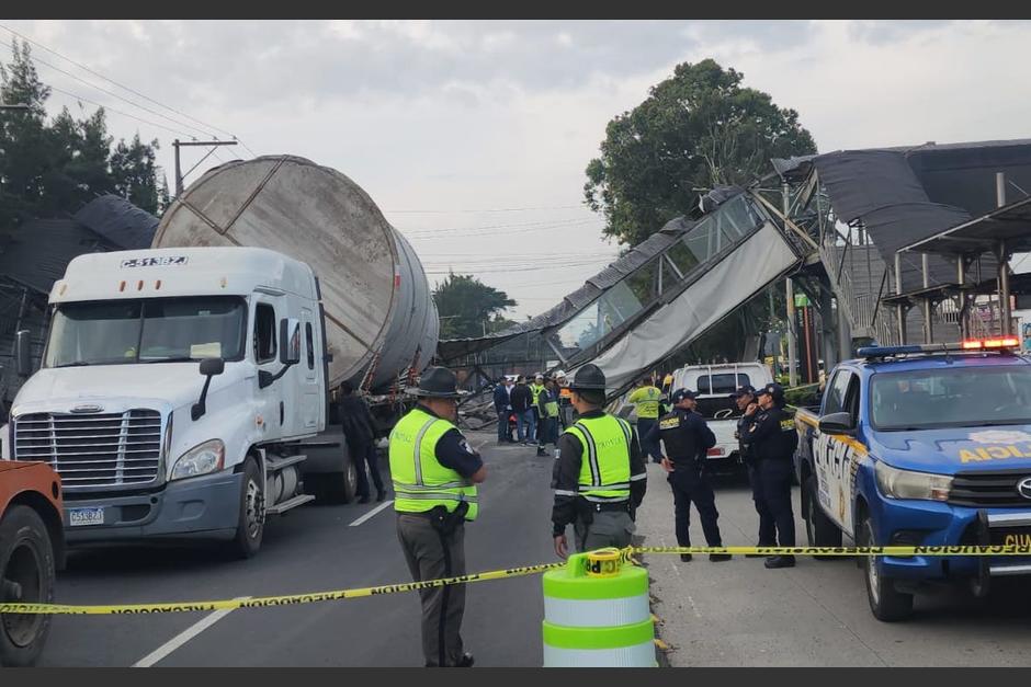 Autoridades de transito ya trabajan en el lugar para habilitar el paso. (Foto: Jorge Senté/Nuestro Diario)