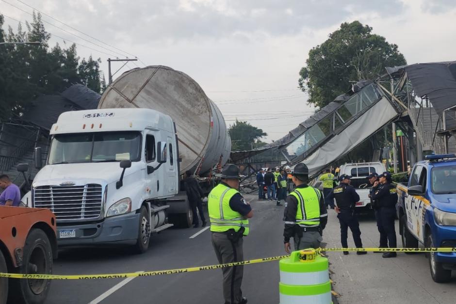 Por aproximadamente 35 a 40 cm. de largo, fue que no pudo pasar la carga que transportaba el tráiler. (Foto: Jorge Sente/SOY502)