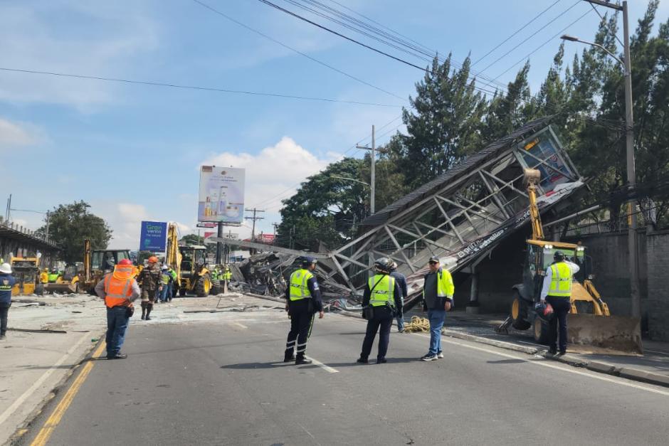 Un tráiler se accidentó en una pasarela de la Aguilar Batres.&nbsp;(Foto: Jorge Sente / Colaborador)