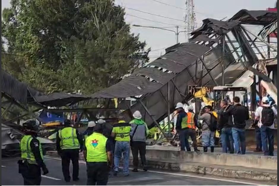 Se movilizaron varios montacargas y camiones para recoger los escombros de la pasarela. (Foto: Jorge Sente/Nuestro Diario)