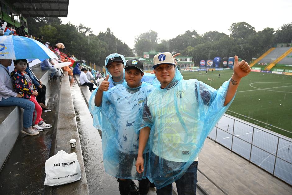 Los hinchas llegaron a hacerle el aguante a los cremas, que no la pasan bien en el Apertura 2025.