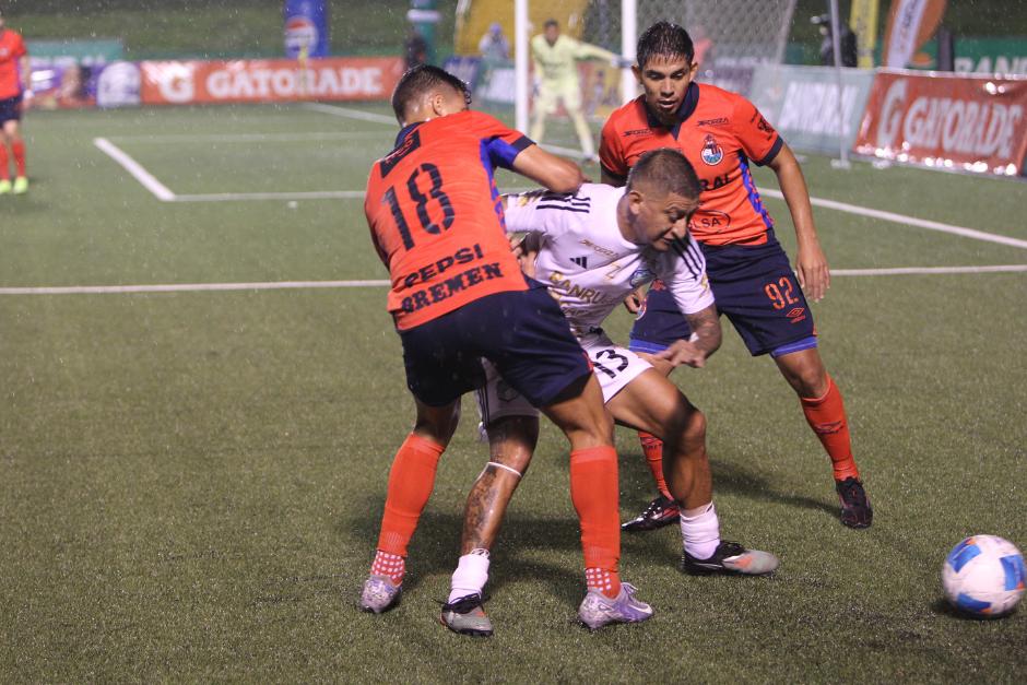 Cremas y rojos no se hicieron daño en la edición 335 del clásico guatemalteco. (Foto: Pedro Mijangos / Nuestro Diario)