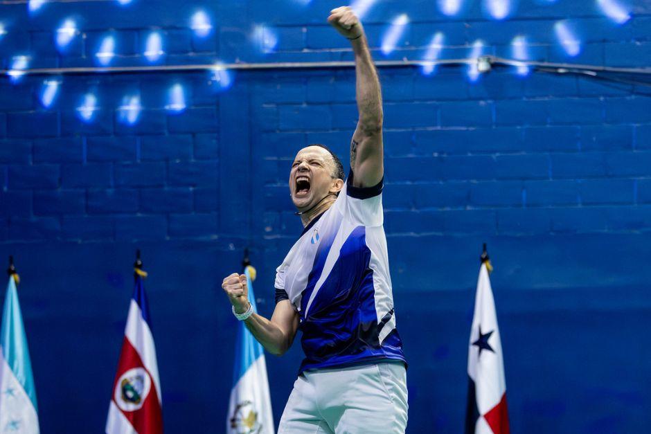 El zacapaneco Kevin Cordón celebró su medalla de oro en la final de bádminton masculino individual. (Foto: JCG 2025)