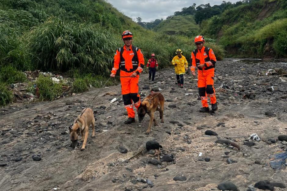 Los cuerpos de socorro continúan con la búsqueda de una persona que habría quedado soterrada. (Foto: CBV)