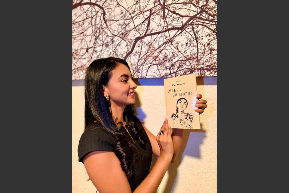 La escritora guatemalteca Flor Monzón debuta con Dile a tu silencio, un poemario íntimo que invita a la empatía y a la introspección.&nbsp;(Foto: Cortesía)