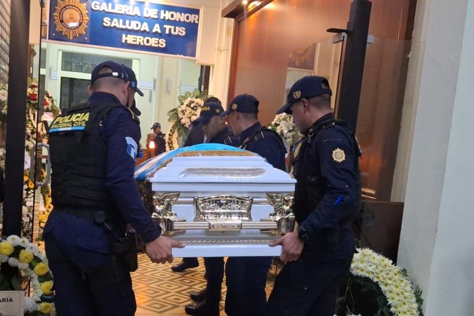 La&nbsp;Dirección General de la Policía Nacional Civil, realizó Honras Fúnebres antes de que fuera trasladado a su departamento de origen. (Foto:PNC)
