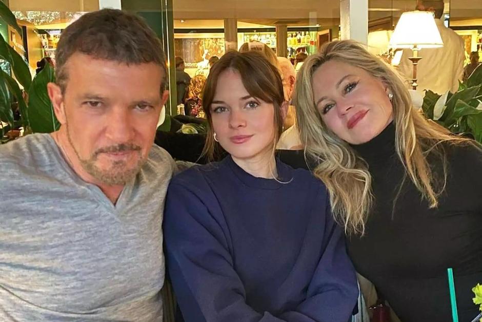 Stella Banderas con sus padres Antonio Banderas y Melanie Griffith. (Foto: X)