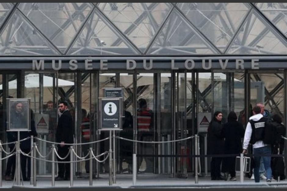 La corona de la&nbsp;emperatriz Eugenia fue hallada minutos después totalmente destruida. (Foto: Redes sociales)