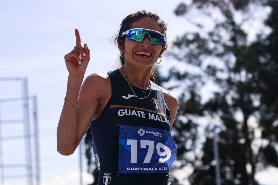La atleta, originaria del departamento de El Progreso, se llevó dos oros en estos Juegos. El otro lo consiguió en los 5 mil metros. (Foto: JCG 2025)
