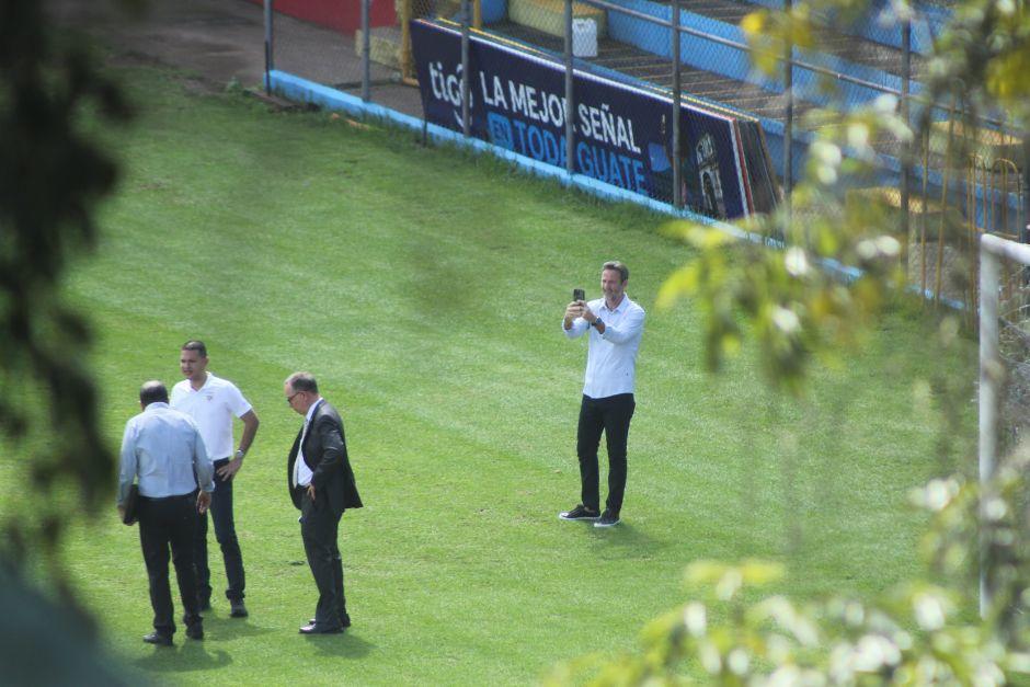 El técnico de Panamá se acompañó de una delegación y tomó fotos de la casa de la Selección en la zona 7 capitalina. (Foto: René del Cid / Lrsolares.com)