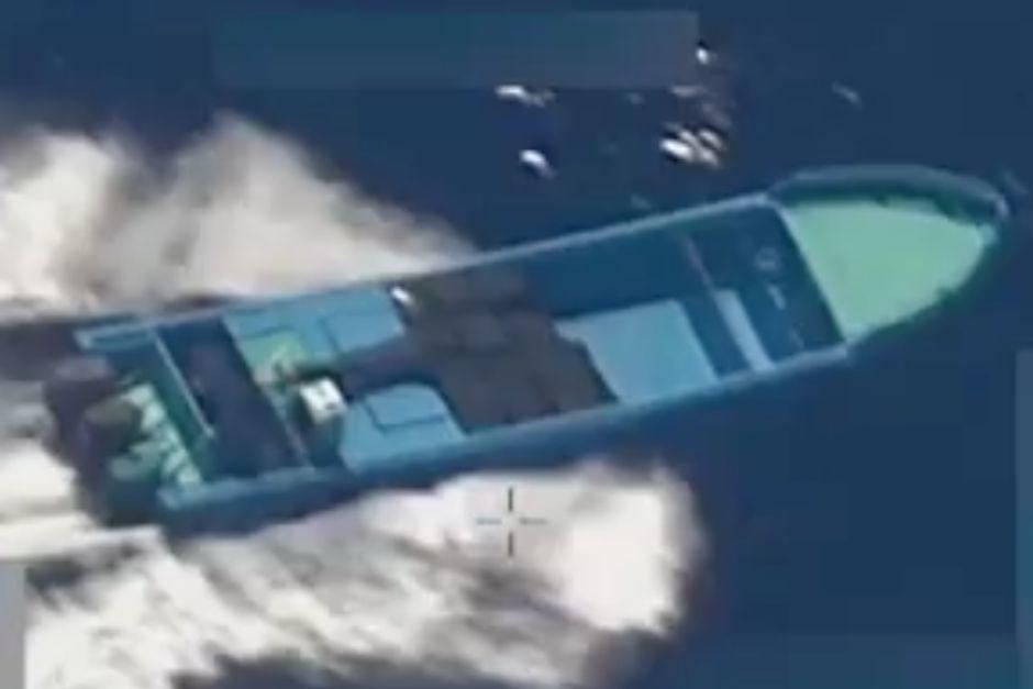 La presunta narcolancha a bordo de dos posibles terroristas fue destruida. (Foto: captura de video)