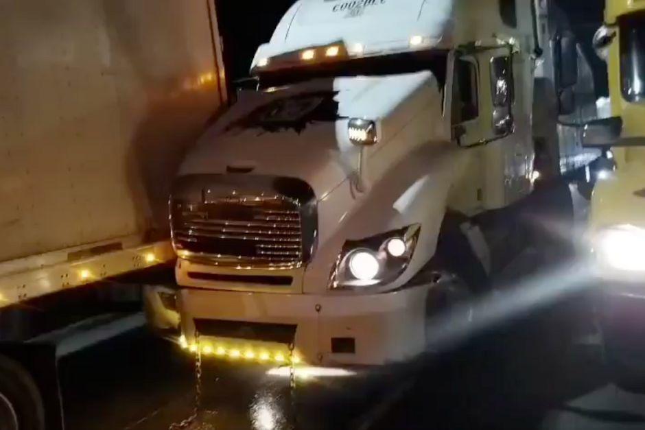 Dos vehículos de transporte pesado están involucrados en el accidente. (Foto: captura de video)