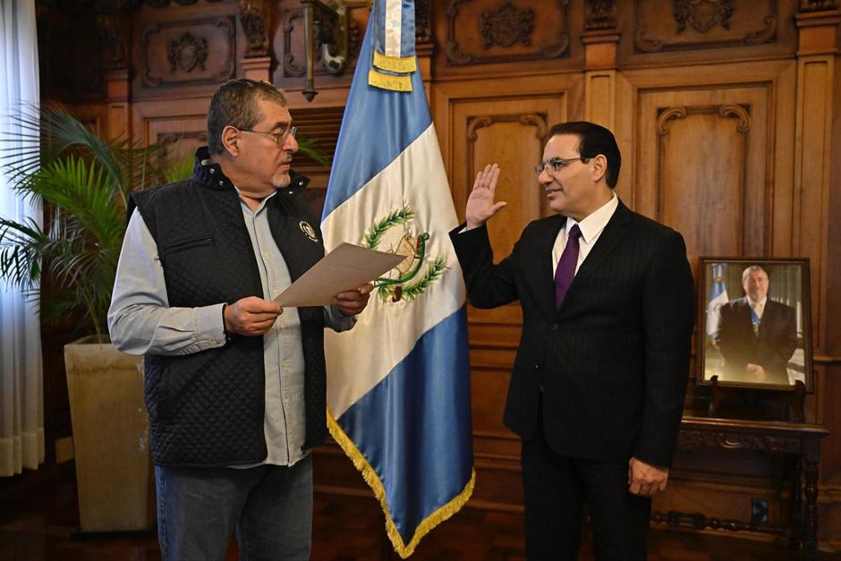 El presidente Bernardo Arévalo juramenta a Marco Antonio Villeda Sandoval como minitro de Gobernación. (Foto: SCSP / Soy502)
