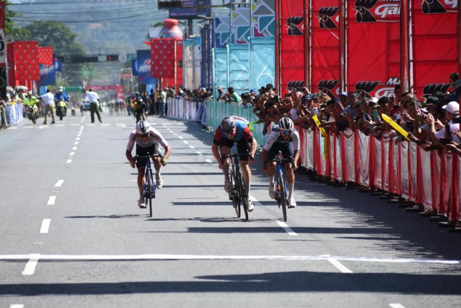 El canalero (derecha) remató mejor en la larga recta de Puerto Barrios y conquistó la etapa inaugural. (Foto: Rudy Martínez/Colaborador)