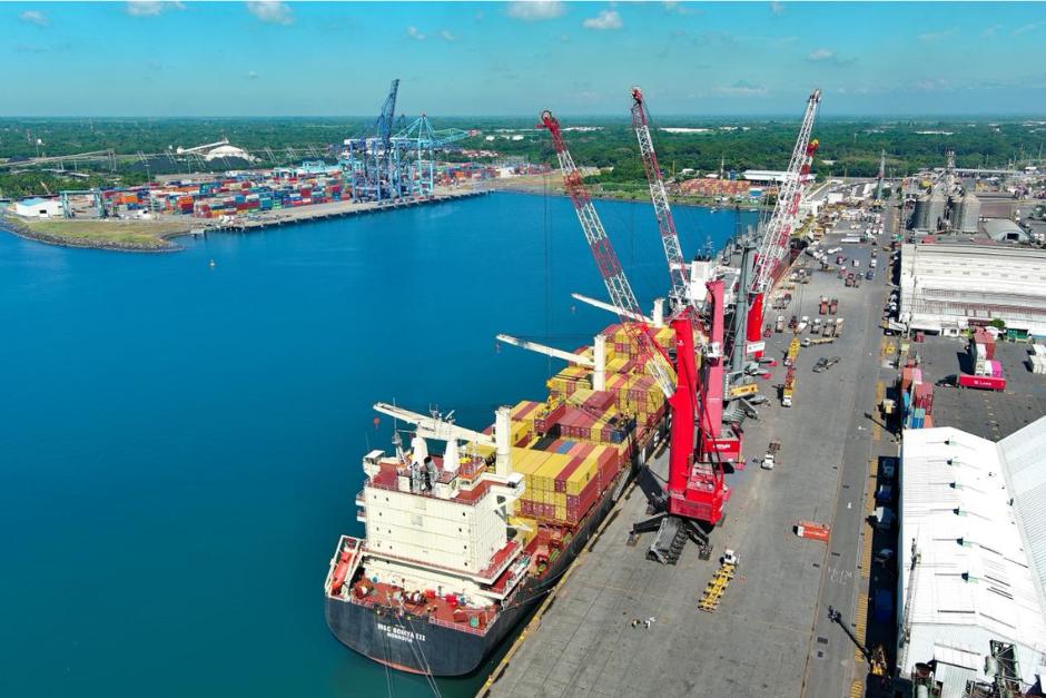 La lentitud e inoperancia en la terminal portuaria de Izabal genera consecuencias para el consumidor, coinciden analistas. (Foto: Canva/Soy502)