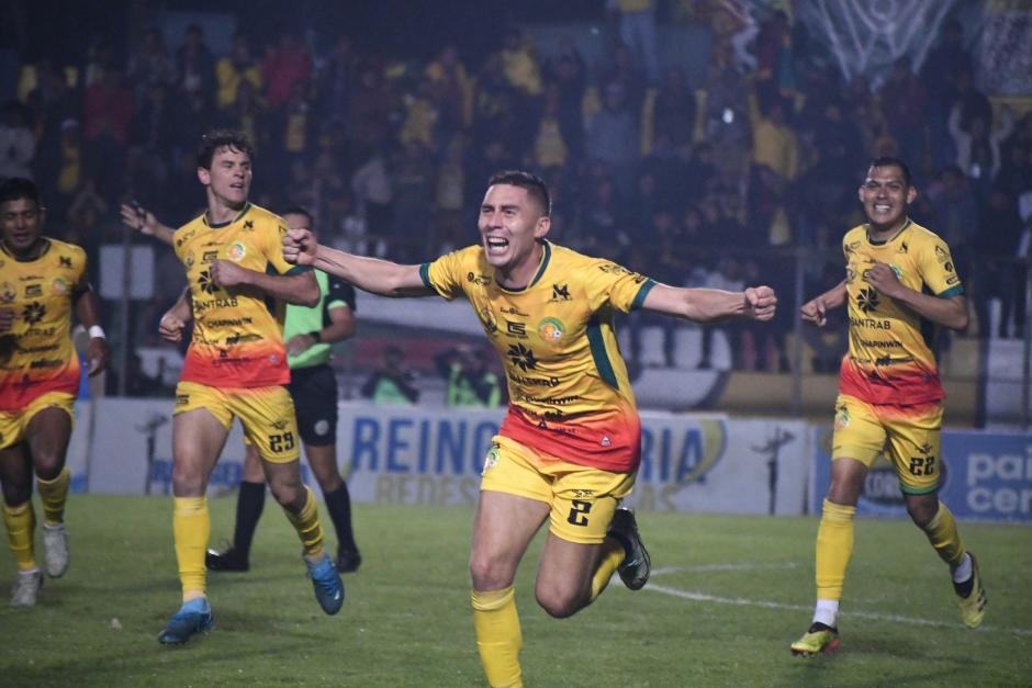 Elías Vásquez, defensor de Marquense, le anotó a su exequipo Comunicaciones el tanto que lo deja al borde del abismo. (Foto: Esner Navarro / Nuestro Diario)