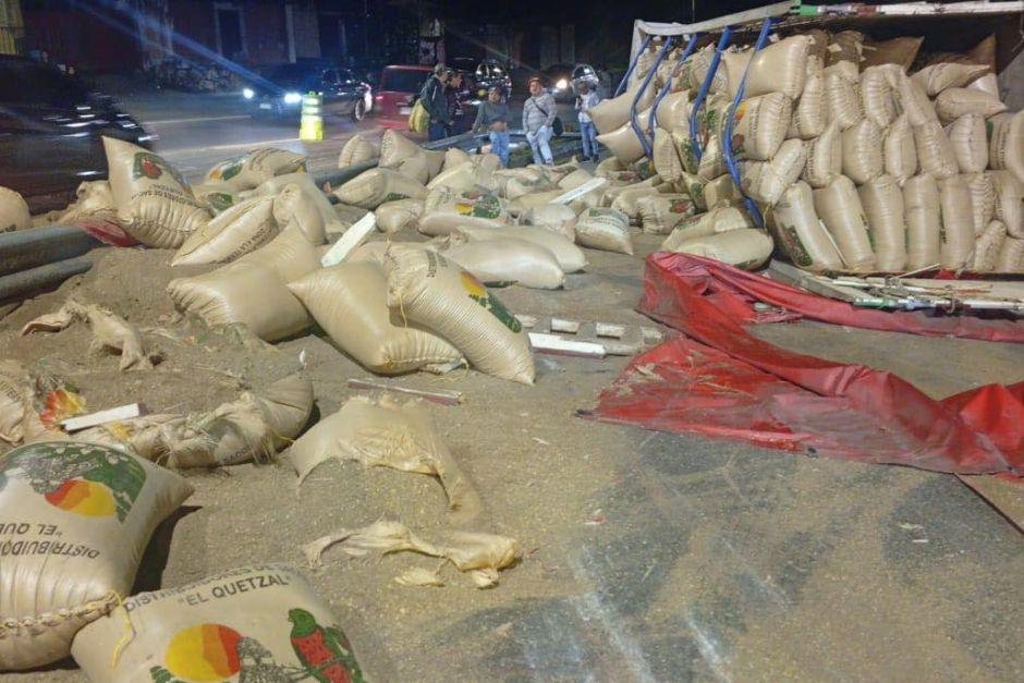 Era abono que transportaba el camión que volcó en la Interamericana. (Foto: Neto Bran)