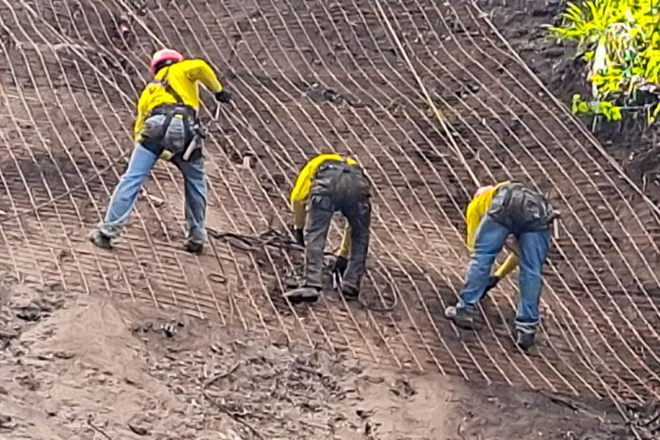 La electromalla busca estabilizar el terreno y evitar más derrumbes en la ruta que conduce de la Avenida Hincapié y Boca del Monte. (Foto: CIV/Soy502)