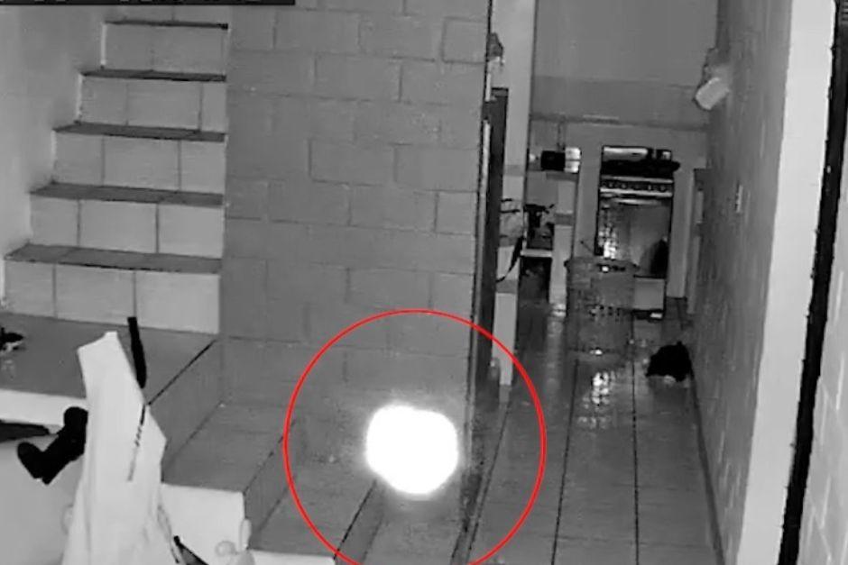 Un vecino de la zona 18 captó, con una cámara de vigilancia, un sospechoso "orbe" de luz que parecía tener vida propia. (Foto: Julio López / Reportero Paranormal)