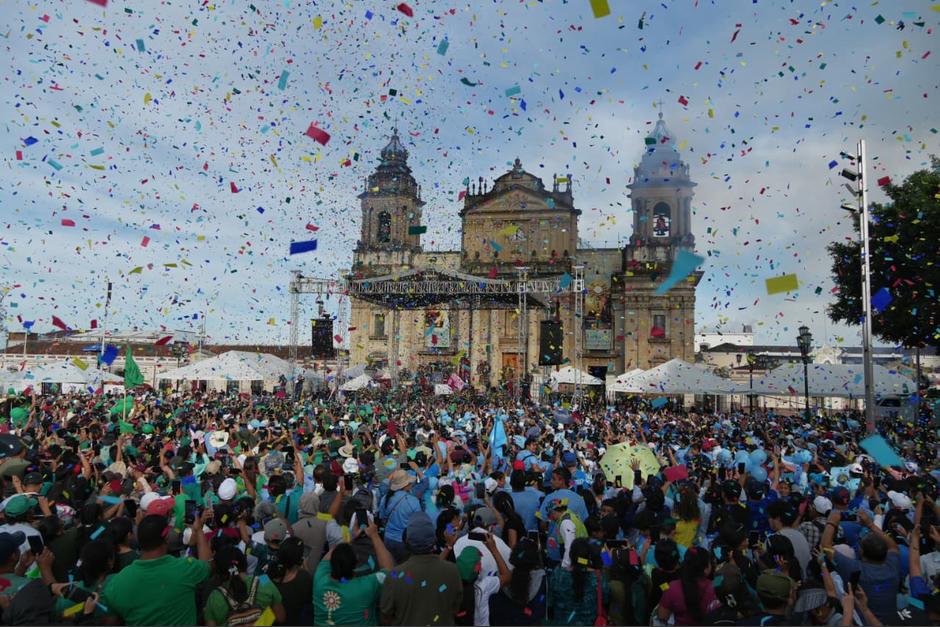 La Plaza de la Constitución alberga a cientos de fieles católicos este domingo. (Foto: Wilder López/Soy502)