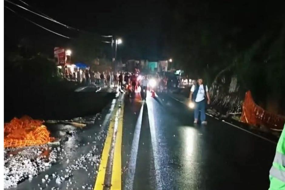 Una emergencia se generó la noche de este domingo en el kilómetro&nbsp;194 de la ruta Cito-Zarco, tras el colpaso de una sección de la carretera. (Foto: RR. SS.)