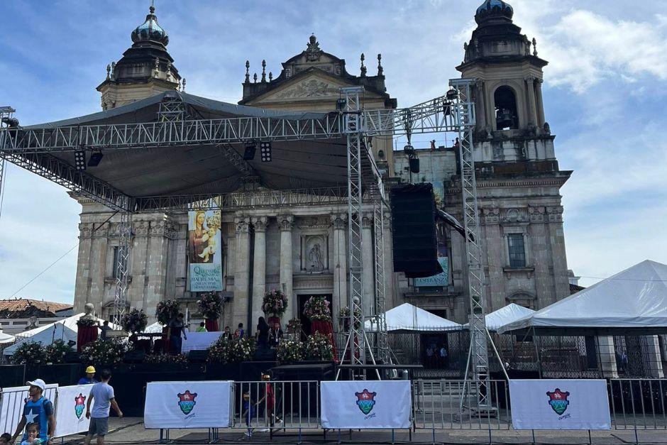 Los preparativos iniciaron desde horas de la mañana para recibir un flujo masivo de asistentes. (Foto:&nbsp;Arzobispado de Guatemala)