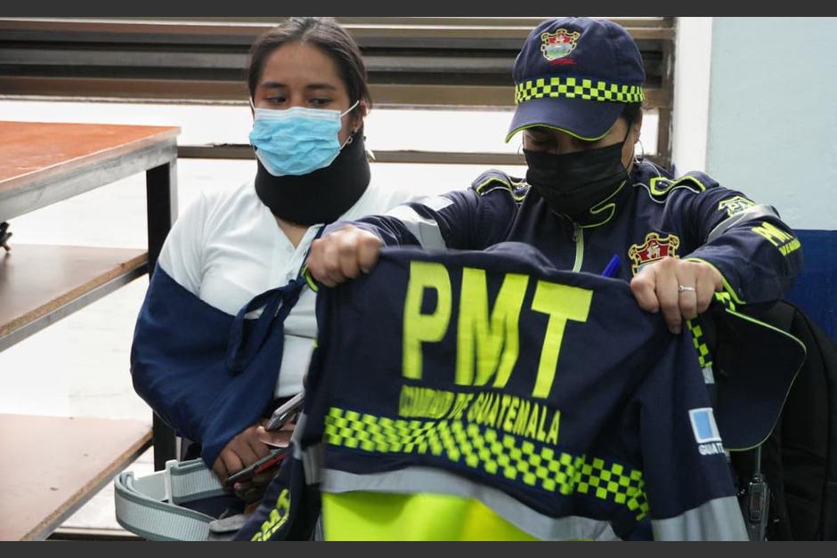 La agente se presentó con collarín y cabestrillo a los tribunales, tras ser arrollada. (Foto: Wilder López/Soy502)