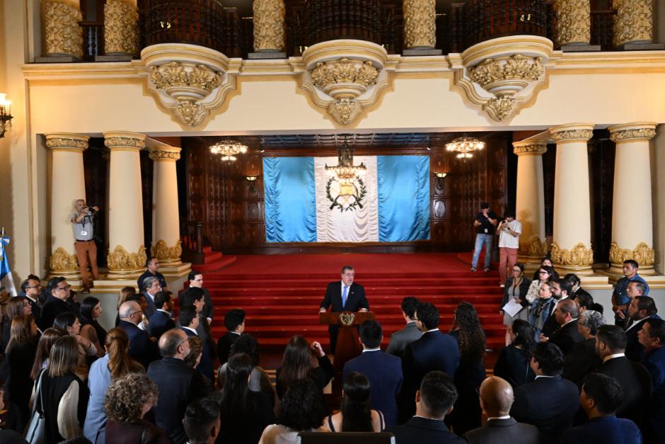 En su mensaje emitido el domingo 26 de octubre en cadena nacional, el presidente Arévalo despotricó contra la fiscal general Consuelo Porras y el juez Fredy Orellana. (Foto: SCSPR/Soy502)