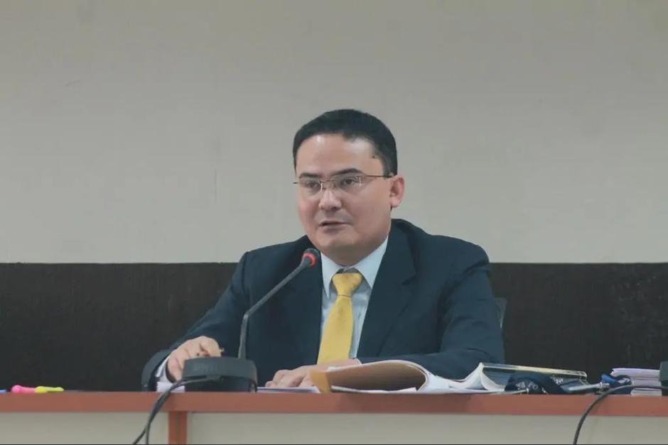 El juez Fredy Orellana ha conocido el caso Semila, ordenó abrir las cajas electorales y ahora anular al Partido Político Semilla. (Foto: Soy502/Archivo)