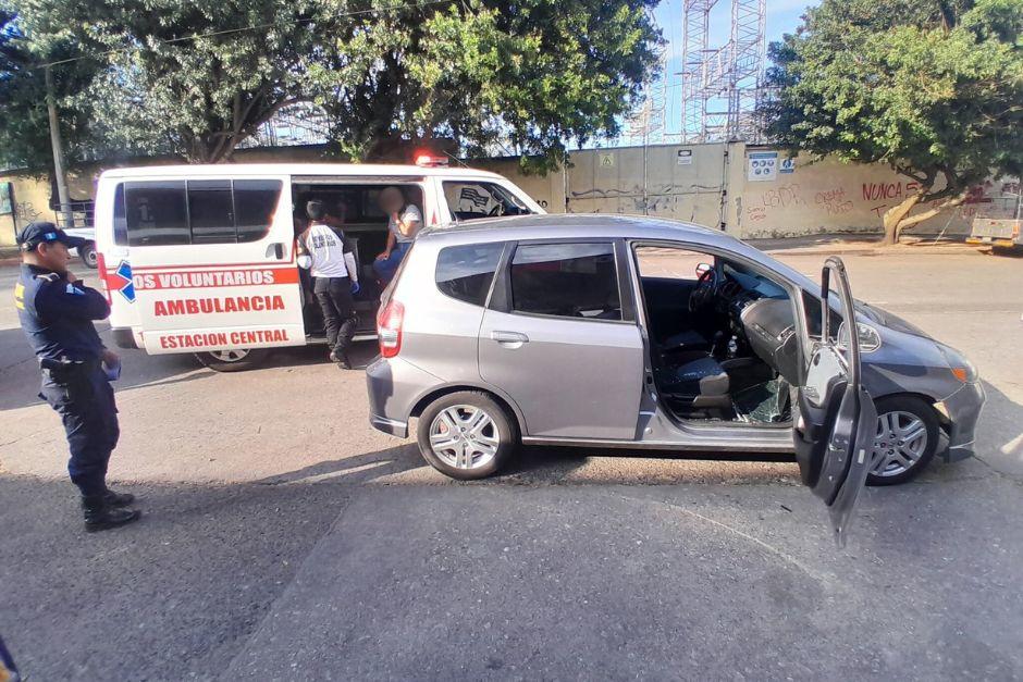 Las hermanas se conducían en la zona 3 capitalina cuando fueron atacadas. (Foto Bomberos Voluntarios)