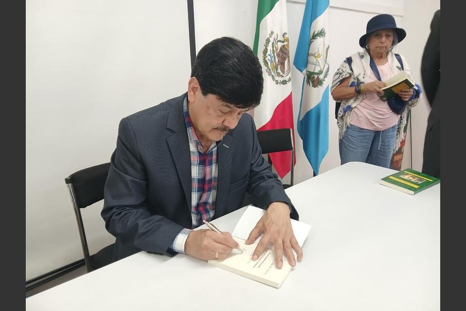 Enán Moreno presenta su libro En un pueblo de la costa.&nbsp;&nbsp;(Foto: Alejandra Sánchez/Colaboradora)