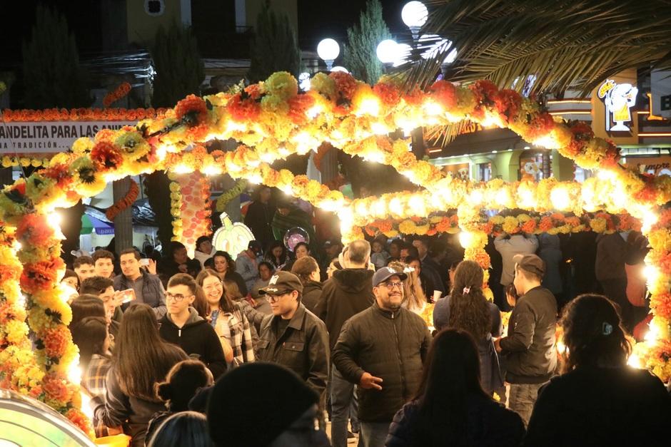 Cientos de vecinos visitan el cementerio durante la noche. (Foto: Oswaldo Cop/Colaborador)