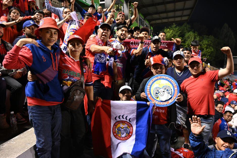 Los quetzaltecos hicieron un largo viaje para apoyar a su equipo en la competencia internacional de la Concacaf. (Foto: Pedro Mijangos)