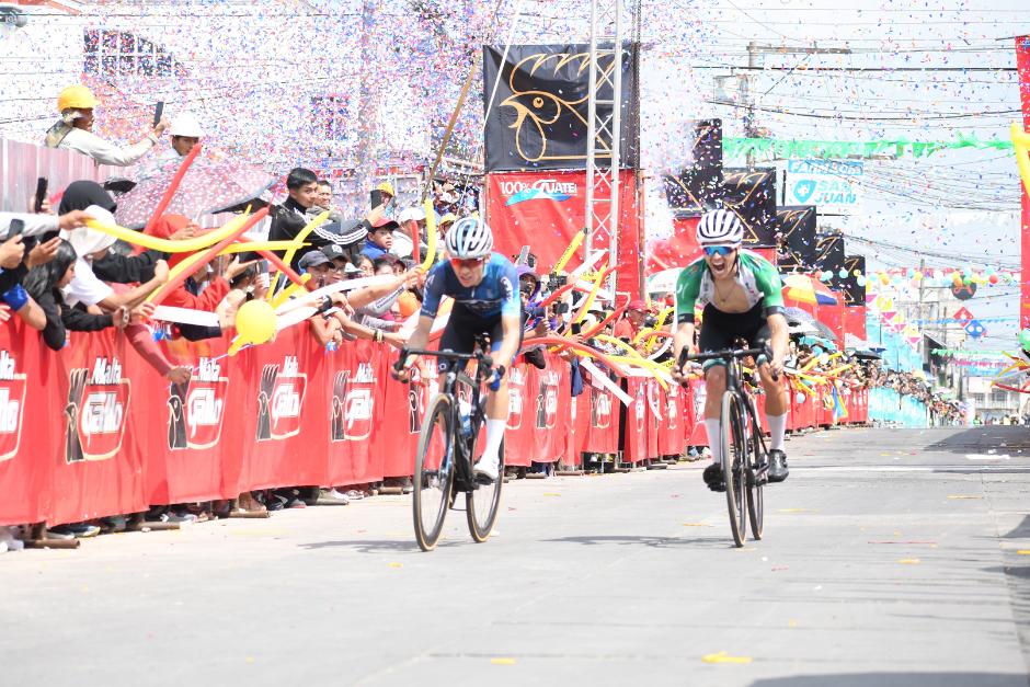 Reyes (derecha) se impuso por nada a su compatriota Pinzón, en el esprint en el colorido San Juan Ostuncalco. (Foto: Rudy Martínez/Colaborador)
