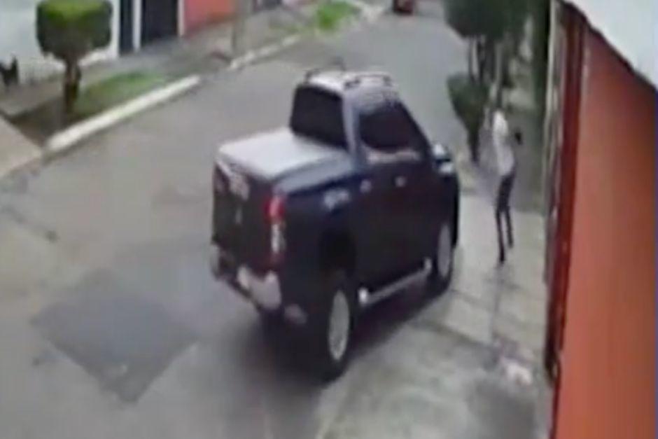 Los presuntos secuestradores abandonaron el otro vehículo para huir. (Foto: captura de video de Noti7)