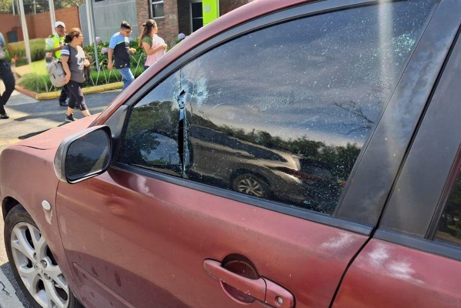 El incidente armado provocó crisis nerviosa en los tripulantes del vehículo. (Foto: Bomberos Municipales)