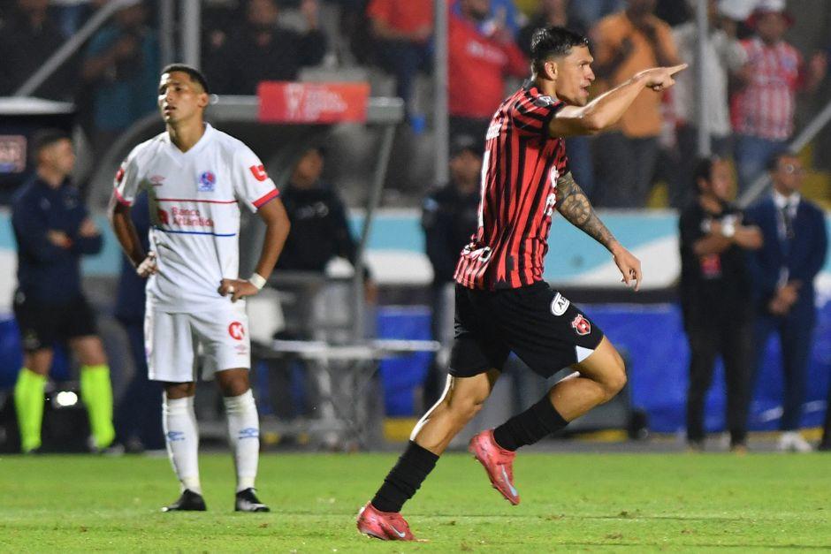 Anthony Hernandez festeja el tanto de Alajuelense en territorio olimpista. (FOTO: AFP)